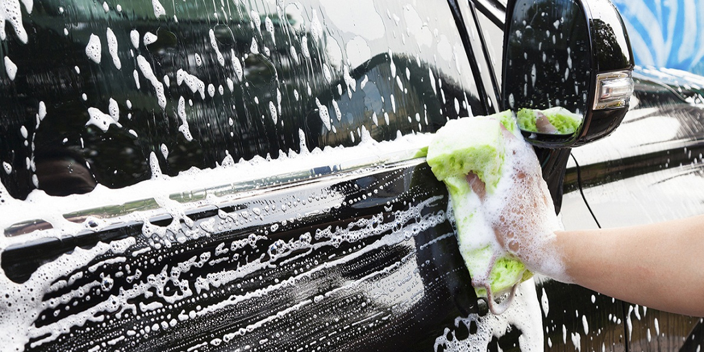 ¿Qué Incluye un Lavado Básico de Auto?